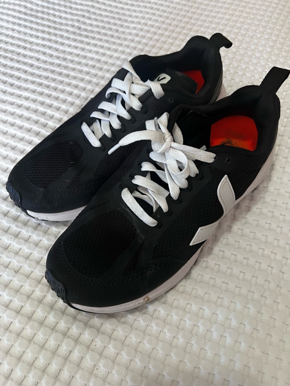 Veja Condor 2 Alveomesh Running Shoes in the Black/White  Size 8
